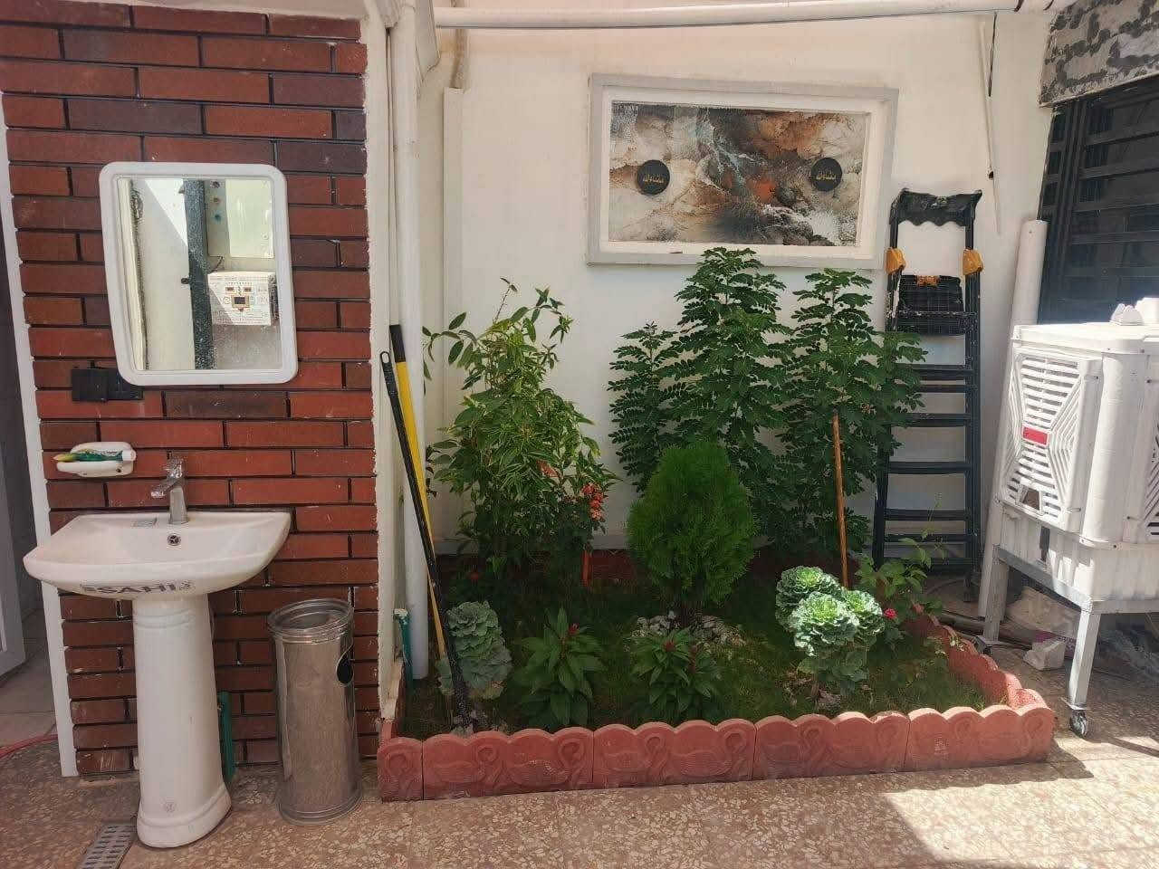 اللي يدور بيت مؤثث وجاهز بسعر مناسب ( بنص بغداد )
بيت مؤثث جديد وكامل 
مساحة 110 متر 
بناء جديد 
راسلني واتساب ادزلك فيديو كامل للبيت 
مكان البيت بغداد الشعب حي البساتين 
للاستفسار *********** متواجد واتساب
