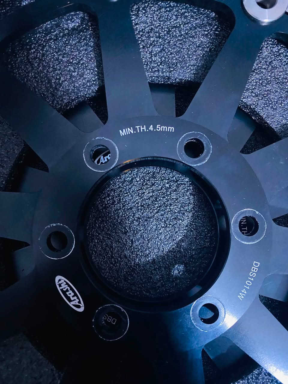 للبيع: أقراص فرامل أمامية (دسك بريك) (Arashi Floating Brake Rotors) أصلية وجديدة ✨

🔹 المواصفات والنوع: Arashi DBS1014W

🔹 السمك الأدنى (MIN.TH): 4.5 مم

🔹 التصميم: تصميم موجي (Wavy) متطور يوفر تبريداً سريعاً للأقراص ويمنع الالتواء تحت الضغط العالي والسرعات الكبيرة.

🔹 المواد: مركز الألومنيوم خفيف الوزن والمقاوم للصدأ مع طوق فولاذي عالي التحمل.

📌 التوافق:
الأقراص متوافقة مع مجموعة واسعة من الدراجات النارية، وأبرزها:
✅دوقاتي (Ducati)
Aprilia ✅
✅لا اعلم قد تتوافق مع بقية الدراجات 

🚚متوفر توصيل لجميع محافظات العراق
📞 للتواصل اوالاستفسار مراسلة الصفحة على الماسنجر او على الواتساب/ ‭***********‬

#قطع_غيار_دراجات، #دوقاتي، #ياماها، #فرامل_ريس، #Ducati، #Yamaha #بغداد #عراق
