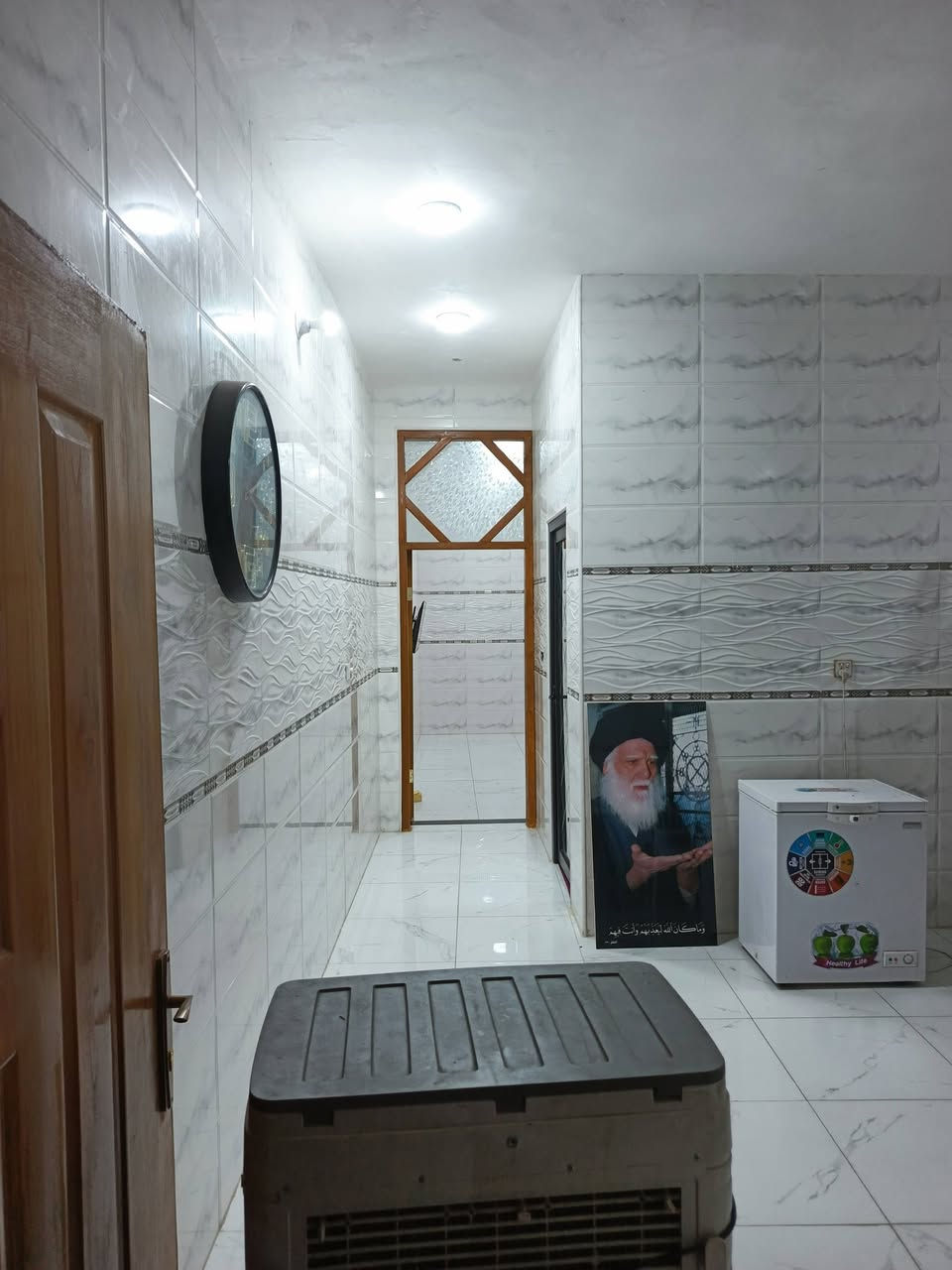 السلام عليكم دار للبيع مساحه 150 متر الواجه 6 والنزال 25 يحتوي الدار علئ غرفه 5× 6ويحتوي علئ حمام داخلي 2×2 ويحتوي علئ مطبخ 4×6ويحتوي علئ منور داخلي2×3ويحتوي علئ كلدور 5×6ويحتوي علئ صاله 7×5ويحتوي علئ مدخل متره ونص ×7طارمه خارجيه 5×6 حمام خارجي  متره ونص في متره ونص الدار كمل بناء نص والنص الثاني تشطيبات فقط موقع الدار نادر خلف التاجيه الطابو صرف ‏‪***********‬‏ السعر 62 وبي مجا  لجنس العقار طابوا الزراعي سنه 25
