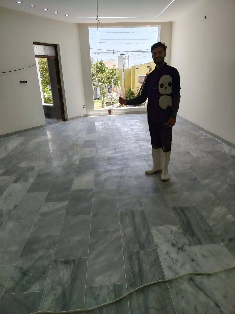 السلام عليكم
🔴تلميع البورسلين والكاشي والمرمر ... 
🔴جلي كراج او بيت او عمارات مواقع عامه... 
🔴جلي وتلميع البايات الدرج آيضآ.... 
🔴الكاشي  والمرمر والبورسلين.... 
***********وتساب
