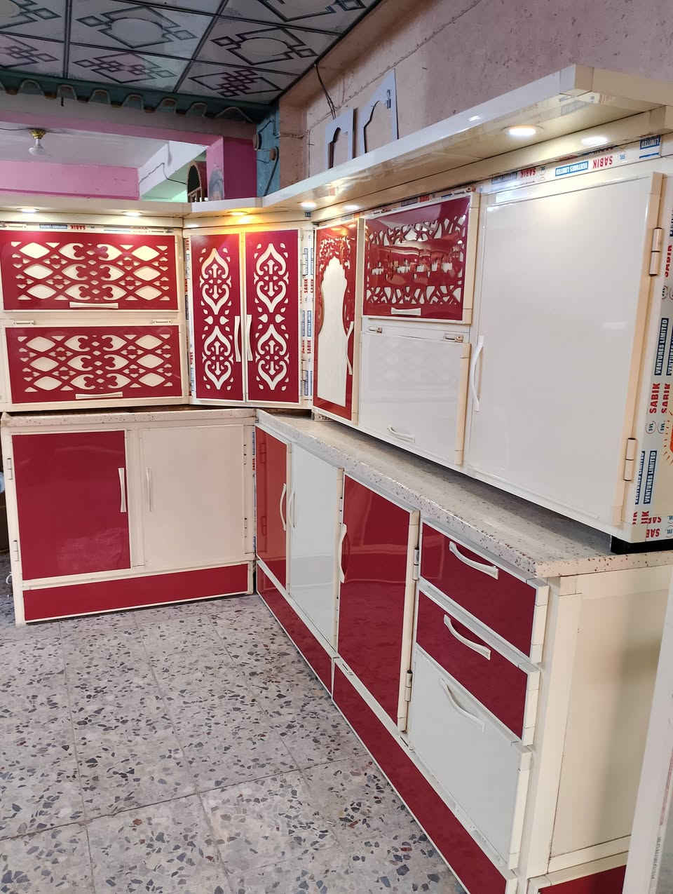 سلام عليكم كاونتر 3متر في 2 مرمر مستعمل 4 أشهر نضيف جداً السعر 650 تصل *********** أو *********** حي العسكري العابد مقابل مستوصف
