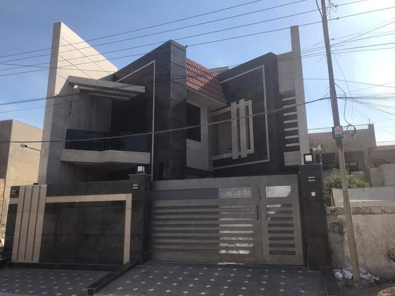 السلام عليكم
دار حديث للبيع في منطقة الغزالية محلة ٦٥١ زقاق ١٨ مربع الشكرة خلف اسواق ميكا مول ( خلف الشارع التجاري شارع اسواق الزاوية)مساحة الدار ٣٠٠ متر ( واجهة ١٠ نزال ٣٠). يحتوي الطابق الاول على صالة كبيرة، مطبخ كبير، غرف نوم عدد ٢، حمام عدد ٢، حولي كبير، شلال، مناور عدد ٣، لوندري،
كراج. الطابق الثاني يحتوي على غرف نوم عدد ٤ ( اثنان منها سويت)، حولي كبير، حمام، بالكونات عدد ٢. الطابق الثالث يحتوي على غرف نوم عدد ٢، حمام، حولي كبير، مطبخ، سطح عدد٢. مواصفات الدار: الارضيات مرمر، المحجرات المنيوم درجة اولى، الشبابيك المنيوم دبل جام مسكرت سلايد، الابواب صاج درجة اولى، الدرج مكسر مرمر، الكهرباء بوري. مساحة البناء الكلية ٨٠٠ م طابوق احمر اربيل و الشيش اوكراني و صب الكونكريت مركزي. للاستفسار الاتصال على الرقم ***********
