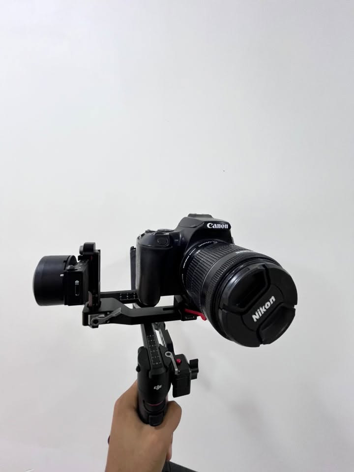للبيع كاميرا احترافية غنية عن التعريف Canon 250D 📸✨
الكاميرا نظيفة وبحالة ممتازة جداً، تعتبر الخيار الأنسب للمصورين المبتدئين، صانعي المحتوى، وتصوير المناسبات والمنتجات. خفيفة الوزن وعملية وسهلة الاستخدام.

📌 أبرز المواصفات:

•دقة الصور: 24.1 ميجابكسل لتفاصيل حادة وواضحة.

•تصوير فيديو بدقة 4K و Full HD.

•شاشة لمس متحركة بالكامل (مناسبة للتصوير من كل الزوايا والسيلفي). 

•تحتوي على واي فاي وبلوتوث لنقل الصور فوراً للهاتف.

•مدخل خاص لميكروفون خارجي لتسجيل صوت نقي.

الملحقات: (  العدسة الأصلية 18-55mm / الشاحن الأصلي / البطارية / الحزام /جنطه حجم كبير /هود للعدسة ).
 
⛔️رونين rs3
كامل ملحقات مع قبضه مفرده 
شاشه لمس 3تحكمات 

بيع الكاميرا مع الرونين 
سعرهن مليون و 100 الف وبي مجال للشراي 

للاستفسار ومعرفة التفاصيل أكثر *********** واتساب📱
