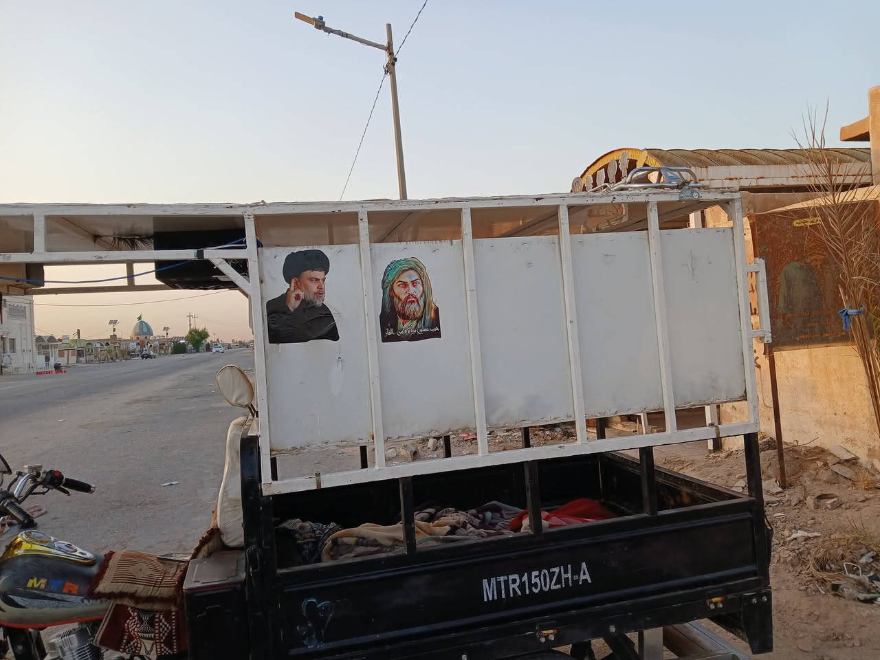 السلام عليكم محجر للبيع محجر نظيف كل شيء ما بيه وكامل من دوشمه جديده سقف والصفاحيات صفق جديد المحجر نظيف شوف عينك بس الاغراض مو وياه مكاني نجف***********
