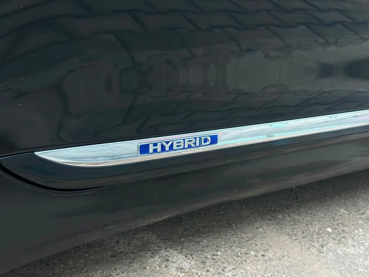 🚗 لكزس LS 600 موديل 2011 فل مواصفات VIP – هايبرد | خليجي وكالة سردار
سيارة فخمة جداً، استخدام شخصي، نظيفة، جاهزة للاستخدام بدون أي مصاريف.

🔹 المعلومات الأساسية:
- اللون: أسود ✨
- الممشى: 200,000 كم تقريباً
- وارد: خليجي (وكالة سردار)
- رقم: سليمانية (باسمي)

🔹 المحرك والأداء:
- محرك V8 سعة 5.0 لتر + محركات كهربائية (هايبرد)
- قوة إجمالية 438 حصان
- نظام دفع رباعي (AWD)
- قير أوتوماتيك ناعم جداً
- 4 أنظمة قيادة (Eco / Comfort / Normal / Sport)
- نظام تعليق فخم ومريح جداً

🔹 التبريد:
- نظام تبريد متكامل (5 قطع تبريد)

🔹 مواصفات VIP والفخامة:
- جلد أصلي فاخر
- مقاعد كهرباء أمامية وخلفية
- تبريد وتسخين المقاعد
- ميموري للمقاعد
- طبلة مشروبات فخمة (VIP)
- ستارة خلفية كهربائية
- إضاءة داخلية راقية
- اربع ابواب شفط اضافة الى الصندوق الخلفي

🔹 التكنولوجيا والصوتيات:
- شاشة كبيرة + نظام ملاحة
- كاميرا خلفية
- حساسات أمامية وخلفية
- نظام صوتي فاخر Mark Levinson (عدد 19 سماعة)
- نظام أوديو متكامل (CD / DVD / HDD)
- بلوتوث + AUX
- تحكم كامل من المقود

🔹 الإنارة:
- مصابيح أمامية LED
- نظام ذكي لتعديل مدى الإضاءة
- تحرك الإنارة مع حركة الستيرن (AFS)

🔹 الأمان:
- أكثر من 10 أيرباك
‏- ABS
‏- Traction Control
- نظام ثبات إلكتروني

🔹 الراحة والقيادة:
- تشغيل بصمة (Keyless Start)
- دخول ذكي (Smart Entry)
- فتحة سقف
- مثبت سرعة
- مرايا كهرباء + طي كهربائي

🔹 الحالة والتوضيح بكل أمانة:
- شرط الفحص (شاصي، مكينة، بودي)
- صبغ بنيد بسبب جراد (تجميل فقط)
- صبغ مدكر خلفي درجة أولى
- تبديل صندوق (بدون صبغ – أصلي وكالة)
- تايرات جديدة نوع برجستون
- بطارية الهايبرد مبدلة حديثاً (حالة شركة/وكالة)

📍 الموقع: [ البصره - الزبير ]  
💰 السعر: 165 (قابل للتفاوض بالمعقول)  
📞 للتواصل: [***********]

✨ قمة الفخامة من لكزس، سيارة VIP حقيقية تجمع القوة + الراحة + التكنولوجيا
