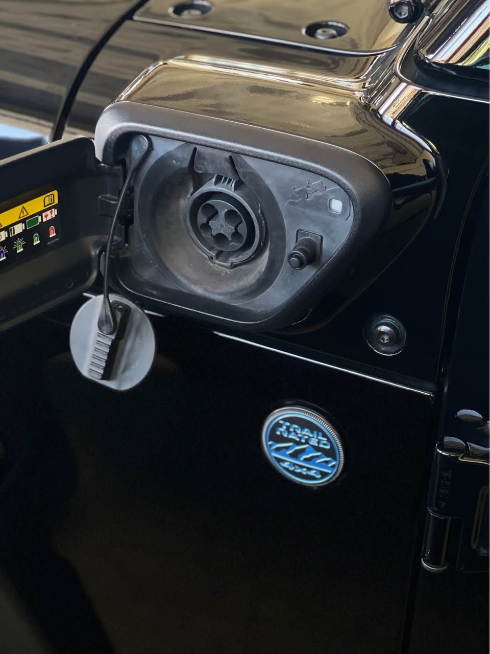 Jeep Wrangler 2024 lVlLLYS

جيب رانكلر 2024 

4 سلندر تيربو  - هايبرد - شحن plug in

فول فول مواصفات

شاشة 

قطعتين تبريد

هيتر بالمري

كار بلي + اندرويد اوتو

تحكمات ستيرن

ماشيه 26 الف ميل 

بدون صبغ بدون تعديل

عنوان دهوك 

معرض ريان

سعر 325 $ بها مجال

*********** دهوك, العراق
