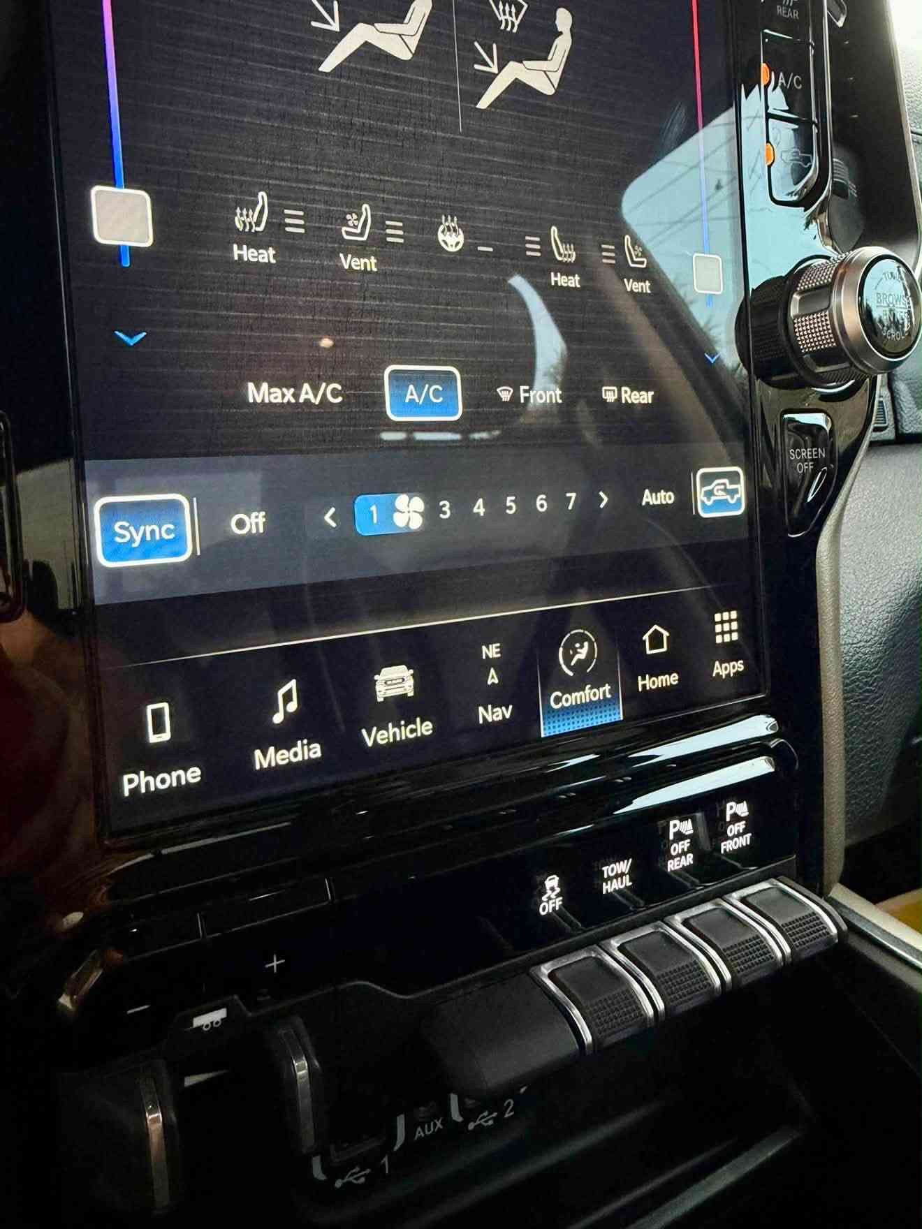 Dodge Ram 2022 Larame
للبيع دوج رام 2022 لارامي فول 1/1 
دفــع رباعـي 4X4 ويتحول دفع 2X اكسل 
بدي قصير باب طويل المرغوب 
السياره فول الفول 8 سلندر 5700
ممشى المركبة 60,000 km وليس mil
السياره كشنات جلد مطعم بـ مخمل + تدفئة تبريد + تحكم كامل
بانوراما قطعتين
دركة تدفئة فول تحكم 
شاشة تيسلا تعمل بنضام carplay
دوس كهرباء عند فتح الباب 
حساسات 360 بدرجة كامله
رادار امامي وخلفي وجانبي 
نقط عمياء في المرايا وحرارية
سستم صوت Alpine 
السياره جدآ نضيفه ومناقصه اي شي من صدر امامي وخلفي وتخم تاير جديد. 
التحكم في الدوس البانزين والبريك كهربائي 
LED projector 
حادث السيارة بسيط جداً فقط ربع جاملغ امامي رش ومعجون وفقط بارد جداً بسيط في باب الصدر والجاملغ نفسه ، قبغ جنطة مبدلة نفس اللون مطابق 
سعر العرض 32,500$ وبيها مجال بسيط 
للاستفسار : ‭***********‬ 
***********

