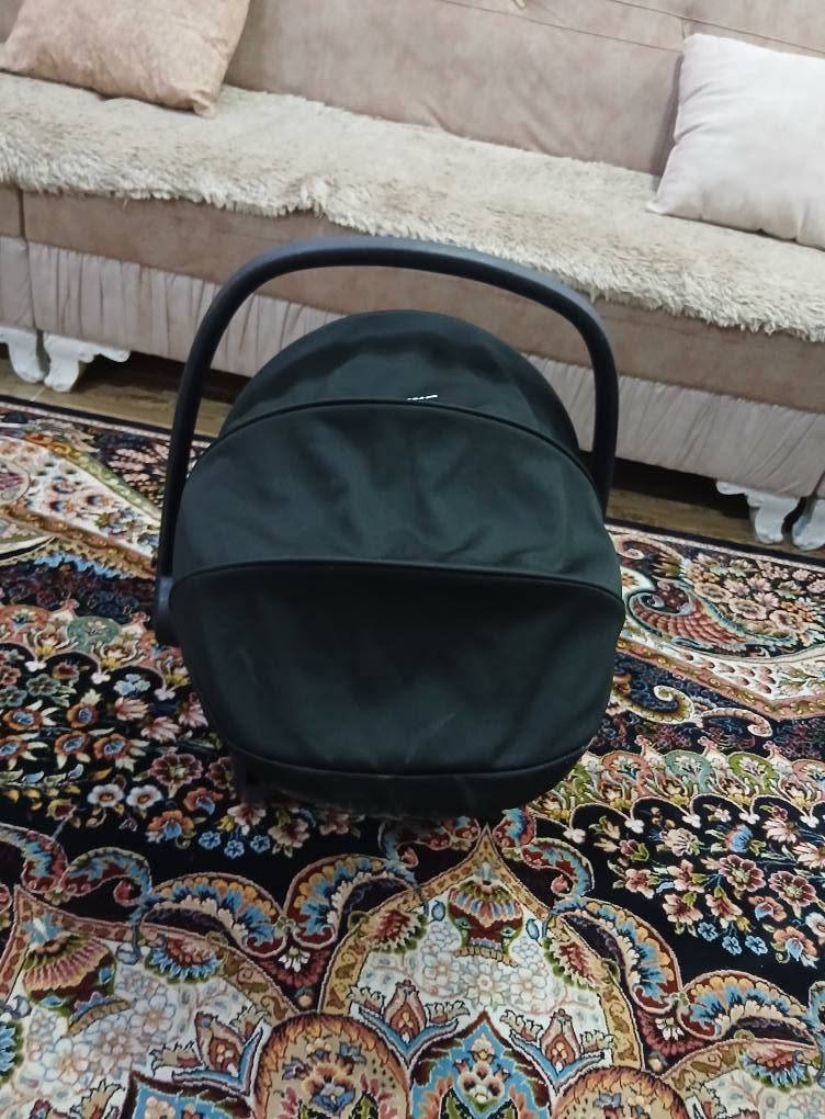 کاریکۆت و کورسی ناوسەیارە بۆ مناڵ ئەوروپیە ،  زۆر تازە و بێعەیبە ، قایشی بەستنەوەی هەیە، ڕائەژەندرێت و ئەتوانی بۆ ناوسەیارە و بۆ هەمو شوێنێک بیبەیت ، دەسکەکەی دائەدرێتەوە ، کەپرەکەشی دائەدرێتەوە ، لەتازەلەدایک بوەوە بۆیئەبێت تا نزیکی دو ساڵی 
سعریشی زۆر گونجاوە قفڵی 15 هەزارە 
سلێمانی ، گەیاندن*********** السليمانية, العراق
