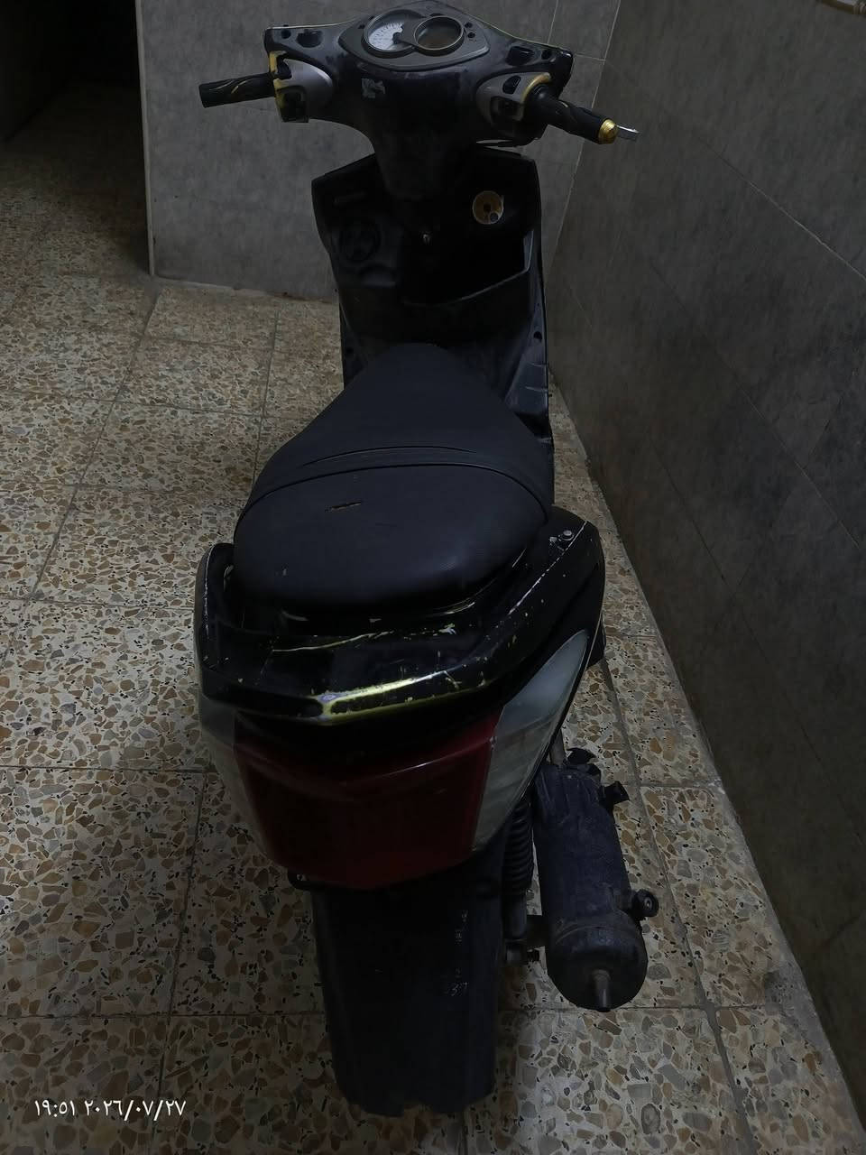 سلام عليكم سكنس فحل بوشة 55فول شلعة معدل 
سعر 300 مكانه بغداد 
نقص قبق كلچ ودبل كهربائيات كلها شغاله 
نص نكرة الدراجه ***********
