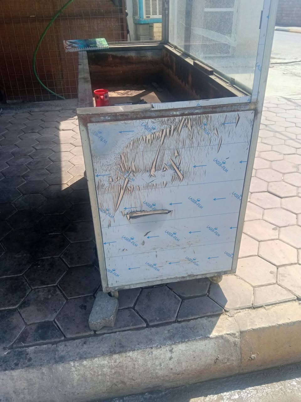 غراض للبيع
شوايه 6 شياش جديده مستخدمه قليل
حمايه اكل 
ميز الامنيوم 
مجمده
للتواصل ***********
***********
