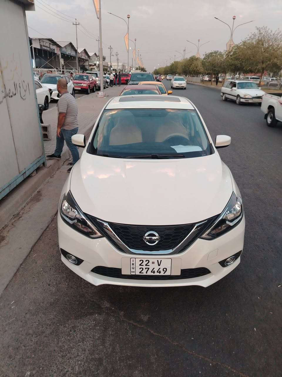 للبيع سيارة نيسان سيلفي كلاسيك (Nissan Sylphy Classic) موديل 2025، وارد الصين بحالة ممتازة جداً وشبه زيرو وبكامل كمالياتها من المصنع.
للتواصل والاستفسار المباشر (اتصال أو واتساب):
📞 ***********

الموديل والسنة: 2025

المحرك: 1.6 لتر (HR16) اقتصادي جداً وممتاز

الجير: أوتوماتيك (CVT)

اللون الخارجي: أبيض / الداخل: البيجي المرغوب

الممشى (المسافة المقطوعة): 6,000 كم وشوية (شبه زيرو)

الرقم والسنوية: رقم أربيل (لوحة وطنية جديدة) - السيارة باسمي وبشرط التحويل مباشر.

📊 المواصفات والخصائص:

فتحة سقف كهربائية

تبريد مركزي قوي جداً وثلاجة (فتحات تكييف خلفية متكاملة لراحة الركاب).

نظام التوفير ECO يحتوي على زر منفصل (تقدر تشغله وتطفيه بكيفك وحسب رغبتك).

شاشة عرض وسطية كبيرة ممتازة تدعم ربط الهاتف.

كاميرا خلفية عالية الدقة للمساعدة على الاصطفاف.

كشافات ضباب أمامية مدمجة بالصدام.

السيارة بكامل كمالياتها

⛽ معدل صرفية البنزين (حسب ملصق الشركة الرسمي):

في الخط الخارجي (الطريق السريع): اقتصادية جداً، تصرف حوالي 5.05 لتر لكل 100 كيلومتر.

داخل المدينة (الخط الداخلي والازدحام): تصرف حوالي 8.54 لتر لكل 100 كيلومتر.

🛠️ الصيانة والهدايا الإضافية مع السيارة:

الدهن الحالي: تم تبديله حديثاً عند ممشى 5,000 كم بـ دهن تكساس (Texas) أصلي وكالة.

هدية في صندوق السيارة: يأتي مع السيارة جليكان 5 لتر دهن محرك أصلي من شركة نيسان نفسها + فلتر دهن أصلي جاهز للتبديل القادم.

🛡️ حالة السيارة:

السيارة بحالة المصنع، محرك وجير وشاصي وتبريد بحالة الوكالة 100% (شرط الفحص).

مكفولة من البدن ، السيارة تحتوي فقط على جمب صغير جداً بالدعامية الخلفية بالكاد يُرى وغير مؤثر تماماً.

مكان تواجد السيارة: كركوك

للتواصل والاستفسار المباشر (اتصال أو واتساب):
📞 ***********

للبيع سيارة نيسان سيلفي كلاسيك (Nissan Sylphy Classic) موديل 2025، وارد الصين بحالة ممتازة جداً وشبه زيرو وبكامل كمالياتها من المصنع.
