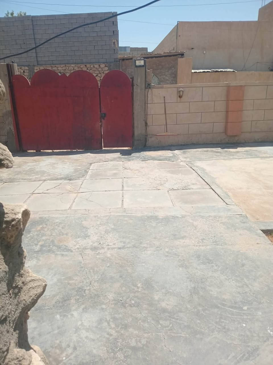 بيت للبيع
قطعه   مساحتها فوك450متر
مع بيت  متكون من غرفتين ومطبخ وصاله  وصحيات خارجيه 
 العنوان الصديقيه قرب جامع دار السلام
رقم الهاتف***********
مكلف نشر اتصل عل رقم
رسہولہ ابن دلہيہم
