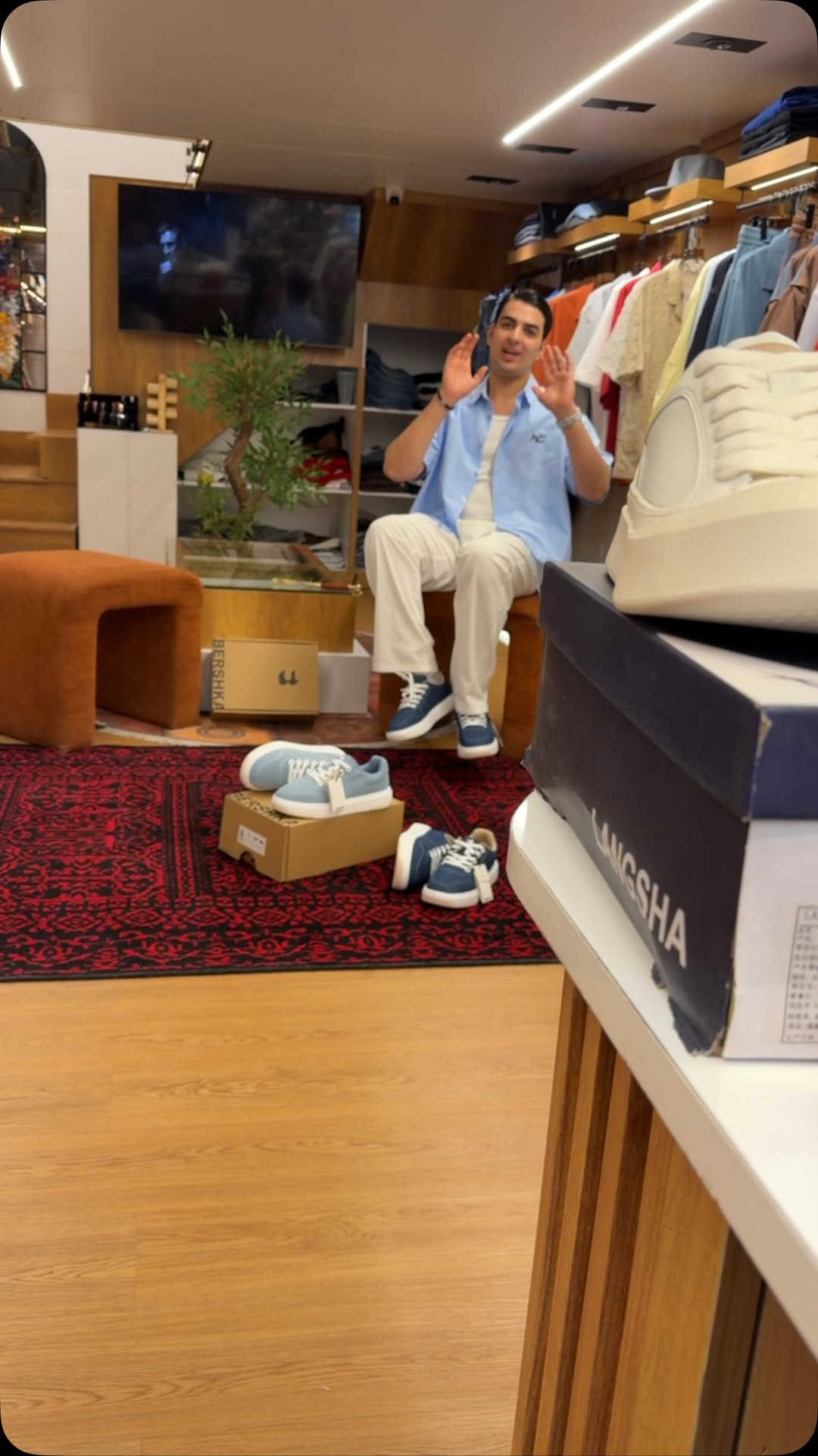 جديد (احذيه محمد وامير) 

(القياسات من (40)(41)(42)(43)(44)(45). 

BERSHKA 

العنوان (الناصرية شارع جمهوريه مقابيل مجمع اليث)
