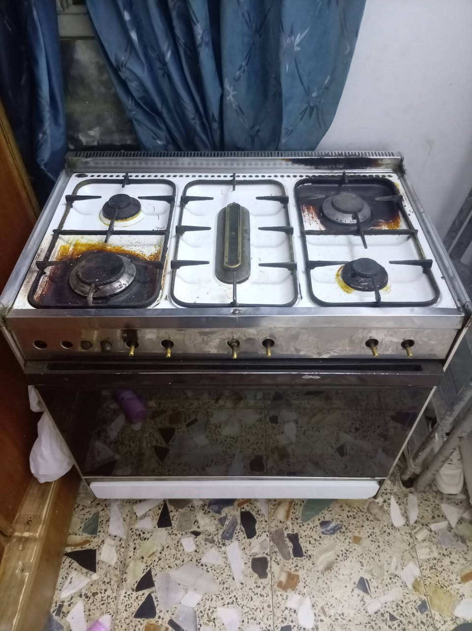 السلام عليكم عندي طباخ للبيع عشتار اتصل ***********
