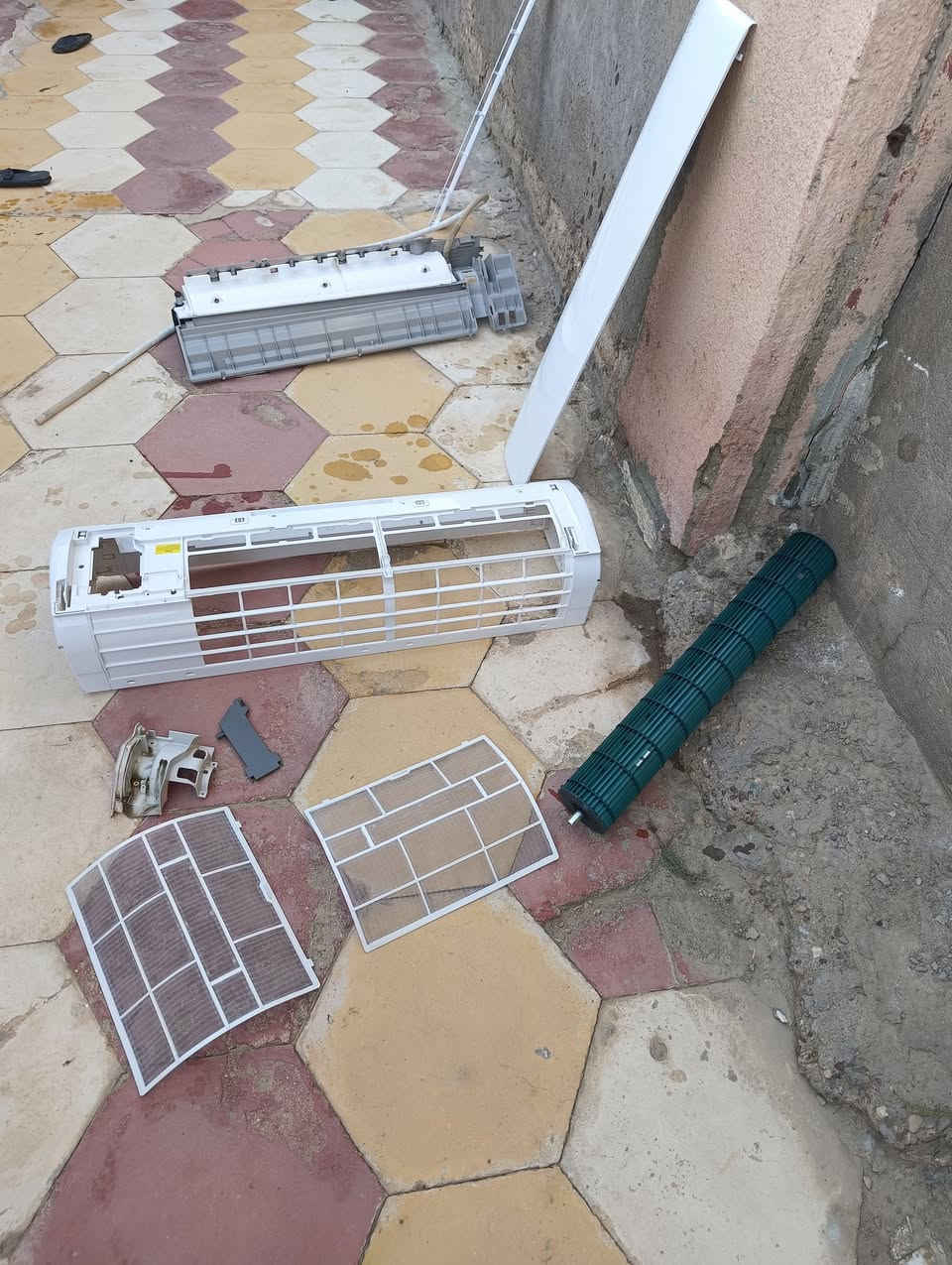 السلام عليكم تنصيب وصيانه غسل  عمي اني شغلي من خاطر كلش بالجيس ماغسل بالحايط ماغسل هذا شغلي افصخ السبلت برغي برغي وشده اتعب بي كلش بحيث ارجعه وكاله وبدل صوندات التغليف مال بوريات وظربه باندج ارجع السبلت وكاله داخل كرمه بني سعيد رقمي وات ساب ***********

