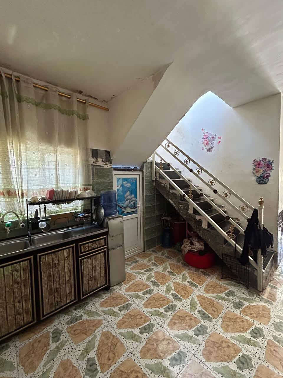 🏠 دار للبيع | فرصة مميزة
📐 المساحة: 100 متر
📏 الواجهة: 5 متر × العمق: 20 متر

✨ تفاصيل الدار:
• صالة
• مطبخ
• صحيات
• الطابق الثاني يحتوي على غرفة نوم واحدة 💤
• إمكانية إضافة غرفة نوم ثانية حسب الرغبة

📍 الموقع: شارع أبو نزار

💰 السعر: 50 مليون دينار
🔸 يوجد مجال بسيط للتفاوض

📞 للتفاصيل والاستفسار:
***********
