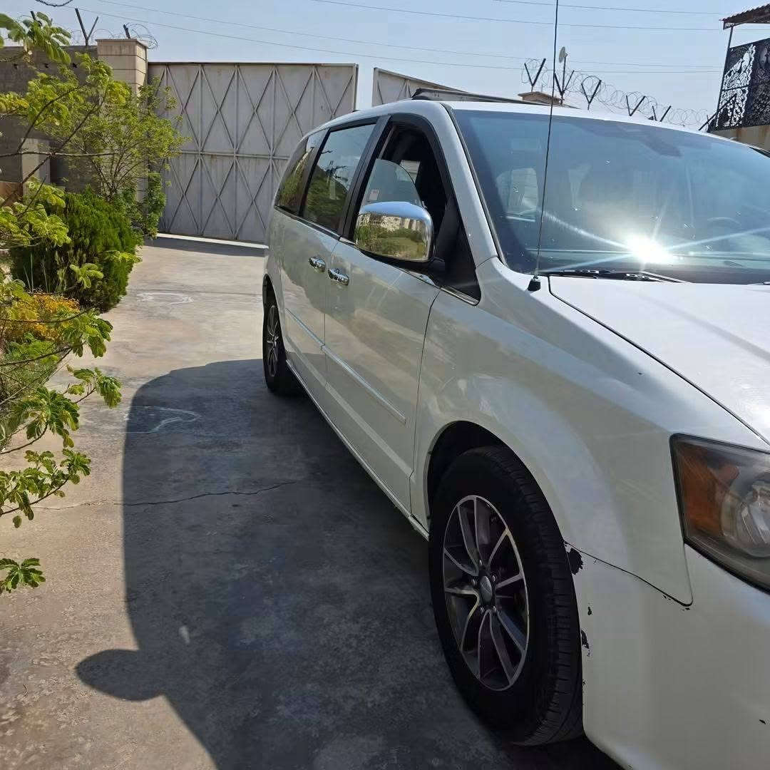 سلام عليكم دوج كرفان سليمانيه موديل 217 وارد اميركي حادث بصور مرفق  بيها كم قطعه بارد وبدل جملغ اصلي للثنين ممشها 125 الف ميل  SXT أبواب كهرباء تبريد ثلج محرك 3600 كير مبدل جديد  سياره مابيها اي عيب شغل وطلع سعرها 150ورقه و بيها مجال أريد بدل عنها سياره عاليه مكاني بغداد  ***********
