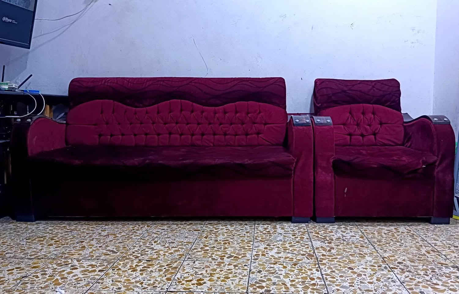 تخم خمس قطع
 2 كبار
1 وسط
2 كراسي 
وطبلات وحده جبيره 
و1 صغيره
مكاني  ناصريـــه الاسكان الصناعي
 ***********
شراي يتصل
