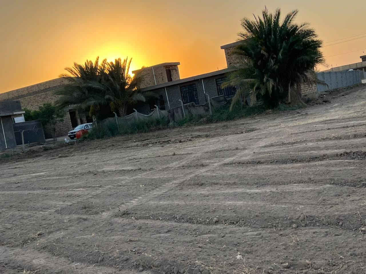 السلام عليكم هاي ارض زراعيه ١٧٥٠متر قرار ١١٧العنوان مقابيل جامعت بابل قرب النبي ايو السعر ٤٠مليون وبيها مجال الستفسار على الرقم ***********
