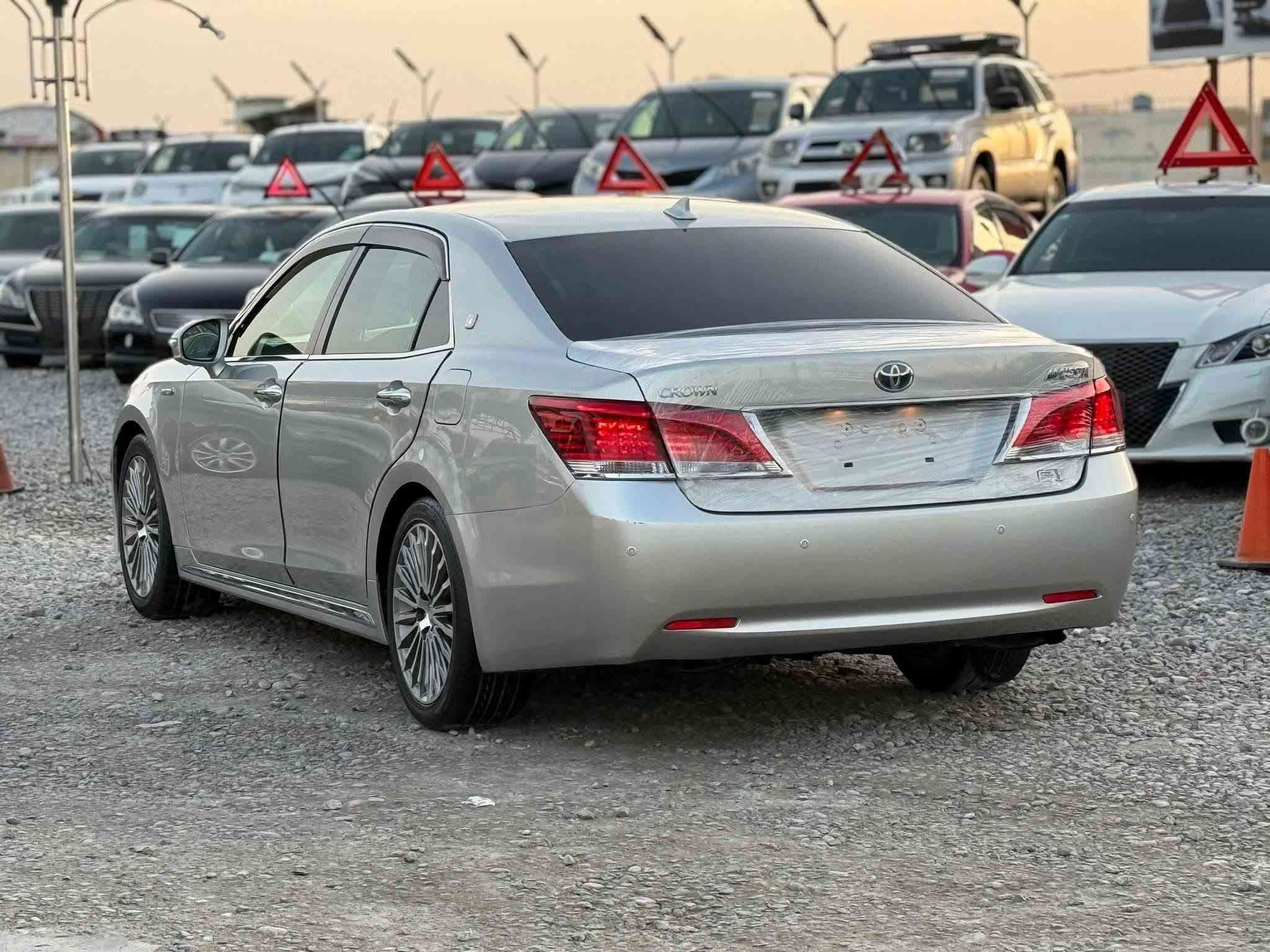 ماشااللە
تۆیۆتا کراون ماجێستا (Toyota Crown Majesta)S210
2018

​سیستەمی هایبرید Hybrid oil powar
تێکڕای هێزی بزوێنەر و ماتۆڕە کارەباییەکە نزیکەی 338 ئەسپە (343 PS).
لایپی پێشەوەی LEDی زیرەک (Adaptive LED headlights) و لایپی دواوەی تایبەت بە مۆدێلی ماجێستا.
کوشنی جڵدی کوالیتی بەرز لەگەڵ سیستەمی گەرمکردن و ساردکردن بۆ کوشنەکان.
دوو شاشە لە ناوەڕاستی دەشبۆرد (شاشەی زانیاری و شاشەی کۆنتڕۆڵی سیستەمی هەوا و ئۆدیۆ
ناوەوەی ئۆتۆمبێلەکە بە ئاستێکی زۆر بەرز لە دەنگ و ژاوەژاوی دەرەوە دابڕێنراوە
سەرجەم سەنسەرەکان: سەنسەری پێشەوە و دواوە لەگەڵ کامێرای دواوە و هەندێک جۆریان کامێرای 360 پلە.

کۆنتڕۆڵی خێرایی زیرەک (Adaptive Cruise Control
فووول فووول سەیارەکە ساخە
تەنانەت محەوەریش نیە
نەوەتازەکانی کراون لە خزمەتی کوردایە
شوێن جەمجەماڵ 
ڕەقەم ***********

نص مكتوب في الصور:
- ***********790001948