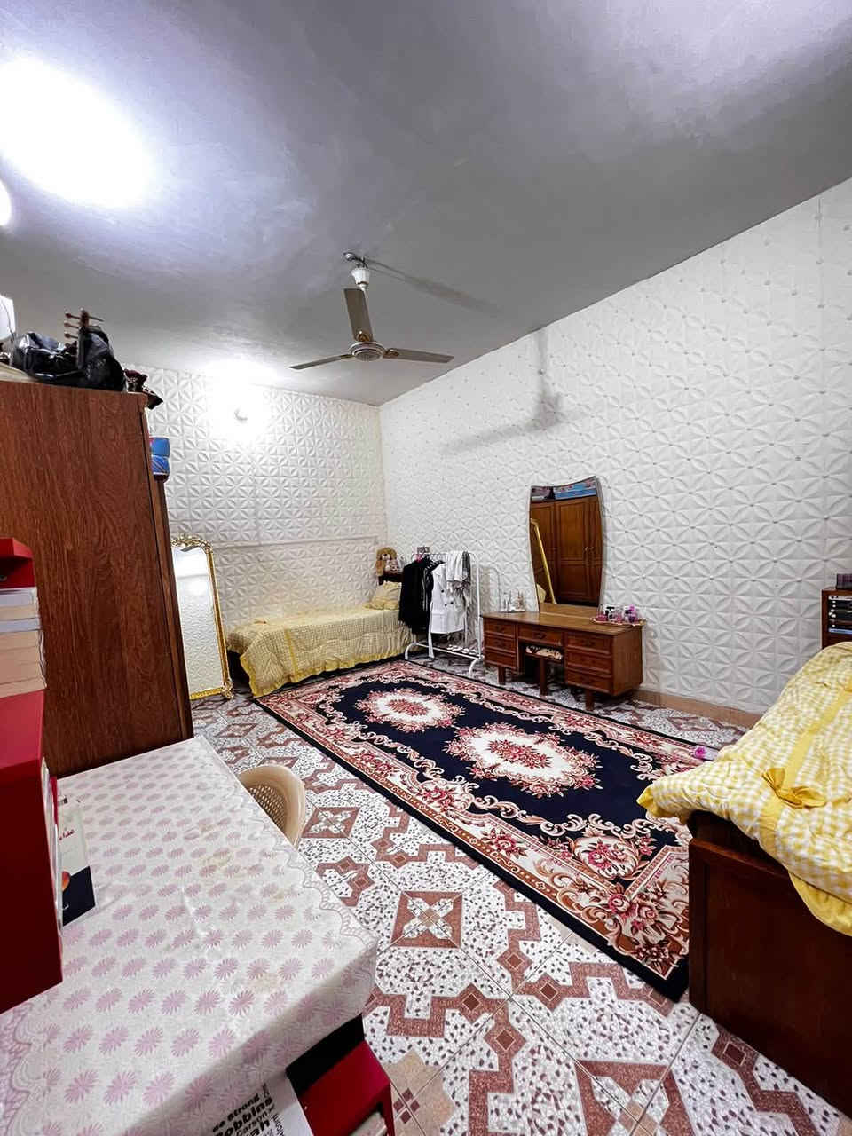 عدنا بيت بالمهندسين شارع المقيمين مساحه 308
بناء 2000 طابقين 
الطابق الاول 3 غرف كبار وصحيات ومطبخ واستقبال
الطابق الثاني 3 غرف وصاله وبالسطح اكو مطبخ ومخزن
وموجود صحيات بالطارمه 
ورا البيت شارع مدرسه الشهيد ضياء يعني خدمات 
والبيت يصير بصف ركن على شارع عشرين
يعني هم يصلح استثمار  اذا تاخذه قطعه وتبنيها مشتملات
السعر المطلوب 380 وقابل للتفاوض
الاستفسار
***********
