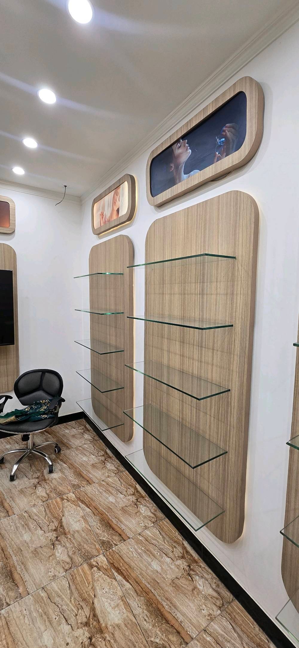 رفوف. mdf. عدد ٦. + ميز. + لوحات تحمل اسم المحل لو اي شي قابل للتغير. واضافه على اناره داخليه بكل رف.  السعر خاص وتدلل
