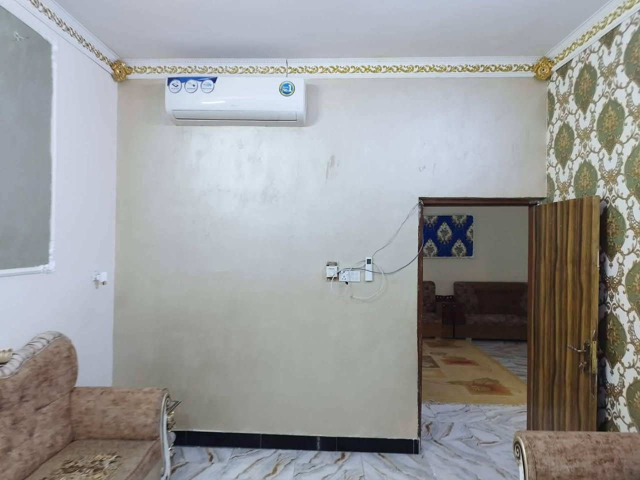 #للبيع_للييع 
بيت المساحه ١٥٠ وجهه ٧.٥ ونص والنزال ٢٠ بناء حديث البناء بلوك السقف صب الارضيه سيراميك  استقبال  ٦ × ٤ومطبخ٣×٤ وصاله ٧×٦وغرفه٦×٤ صحيات خارجيه و كراج سياره 
المكان حي العسكري  ال ٥ دونم الشارع رقم (7)
الاستفسار 
***********واتساب
***********
