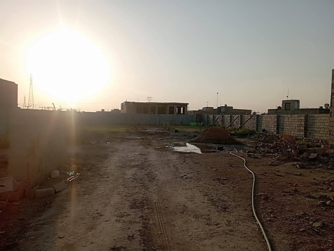المزرعة مساحتها ١٢٥٠ تحتوي على هيكل
طابو زراعي سند 25

مكانه حي منصور نزلت علوه سيد وتكدر تجي من نزله الثانيه من فلكه مال نزله الامام 

الاتصال ***********
