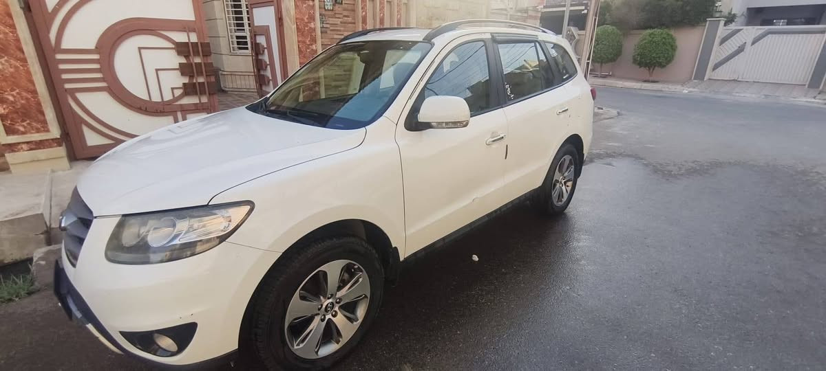 للبيع: هيونداي سنتافي 2012 – 6 سلندر
🔹 الموديل: Hyundai Santa Fe
🔹 السنة: 2012
🔹 المحرك: 6 سلندر
🔹 الوارد: خليجي 
🔹 المسافة: 112,977 كم حسب تقرير الفحص
🔹 الداخلية: نظيفة ومرتبة
🔹 السيارة مفحوصة ويوجد تقرير فحص حديث بتاريخ 5/8/2026.
📸 الصور حديثة وواضحة والسيارة على الطبيعة مثل الصور.
💰 السعر: 140 — قابل للتفاوض
📍 الموقع: [ الموصل ]
📞 للاستفسار والتواصل: [ *********** ]
