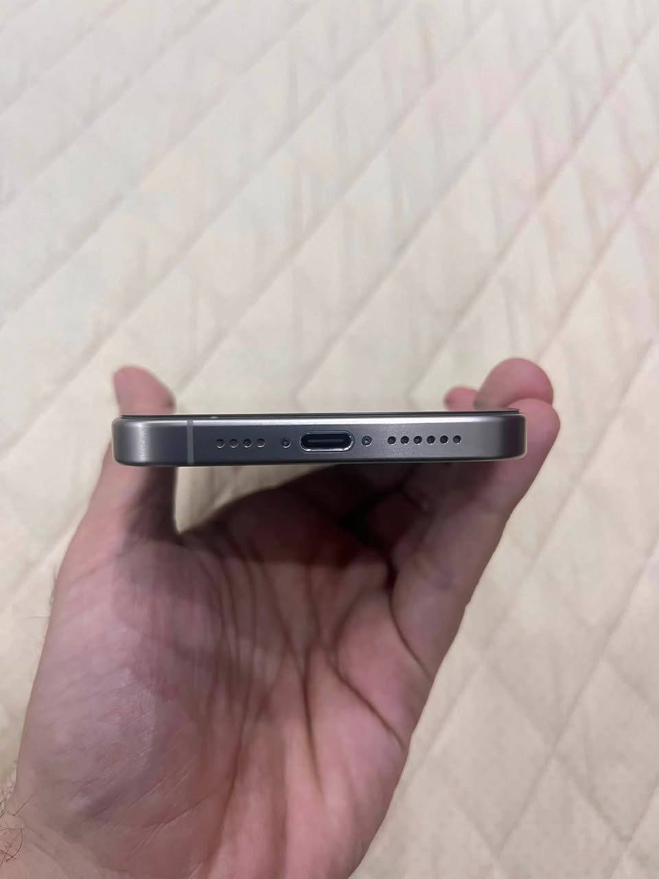 ايفون 15 برو ماكس 📱
ذاكرة ٢٥٦ 
بطارية ٨٥ 🔋 
عدد دورات ٥٨٣ 🔌 
نظافة ١٠٠٪؜ ، مكفول من كلشي ☑️ 
بدون ملحقات ‼️ 
السعر مليون بي مجال قليل 💵 
***********
