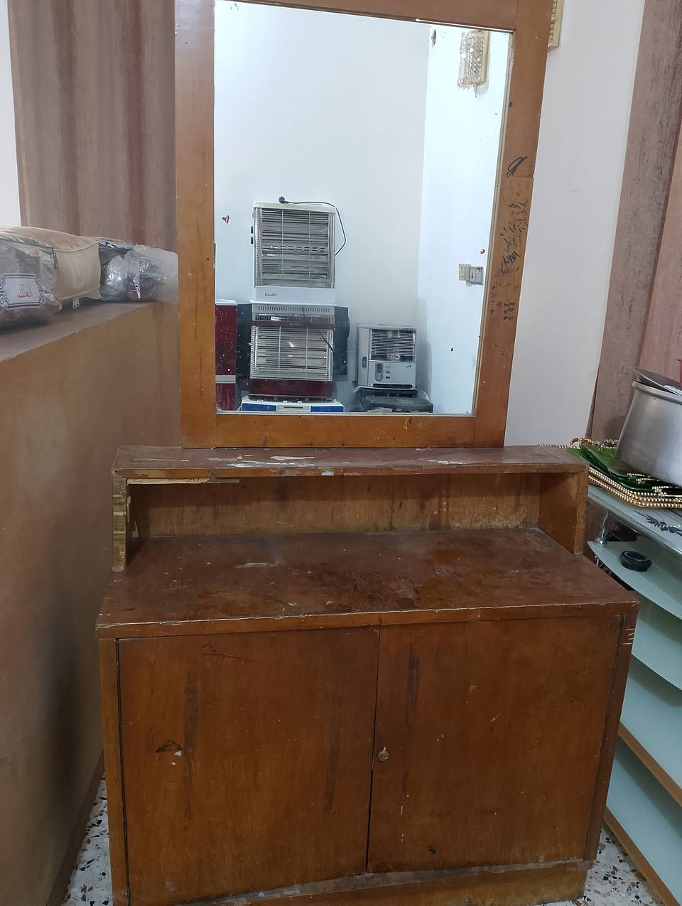 السلام عليكم للبيع كنتور اربع بيبان مفصخ وياه ميز مرايه وبوفيه وزاويه سعرهن كلهن 300وبيهن مجال كربلاء الحسينيه ***********
