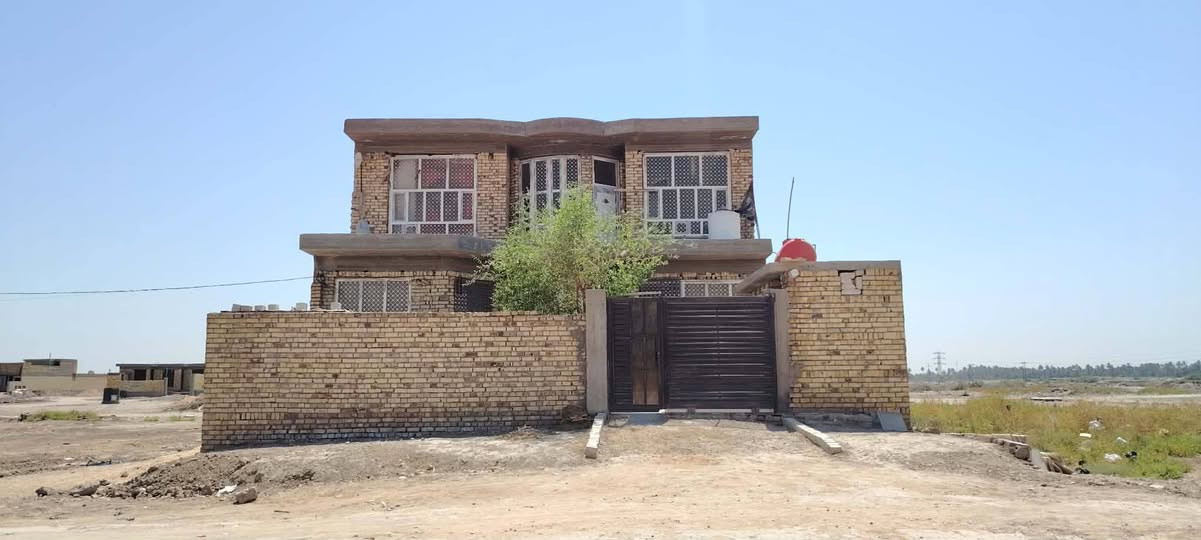 بيت للبيع. مساحت البيت 250متر البيت هيكل مسقف البيت طابقين  متوفر بي ماي وكهرباء المكان الهاشميه حي 128 الاستفسار اكثر 
الاتصال ع رقم ***********
***********
