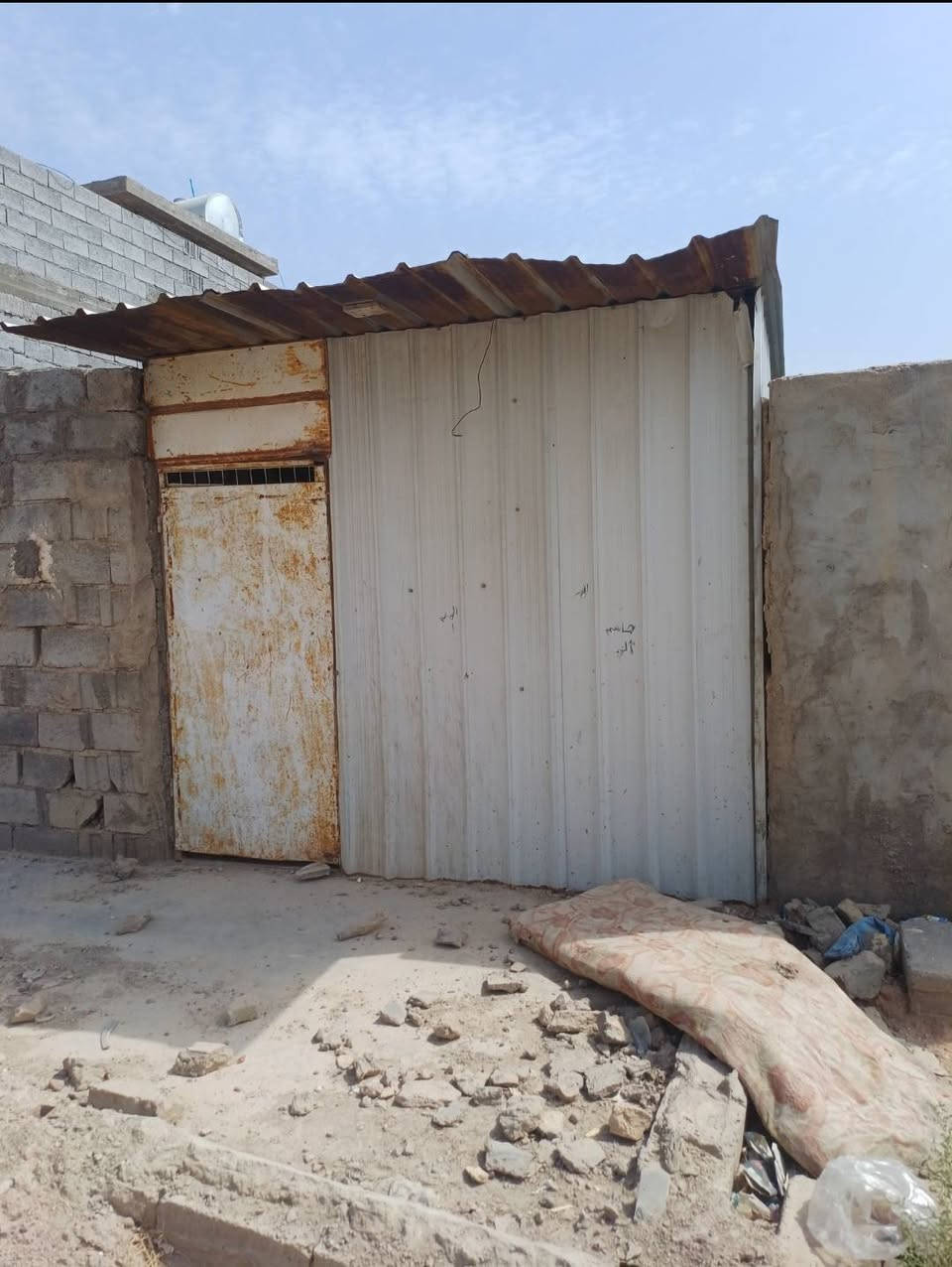 السلام عليكم 
جنل شخاط وجينكو (سقف بيت كامل)
محل جينكو كامل هو والراسطات
باب سياج
سقيفة حديد
ابواب وشبابيك حديد 
الفلوجة حي جبيل قرب مجمع الرحاب
السعر ٥٠٠ وبيهن مجال بسيط 
***********
بي واتس اب
