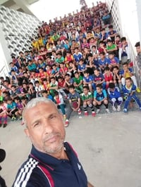 أكاديمية الصادق • أطفال حي الجامعة • ملعب تارتان