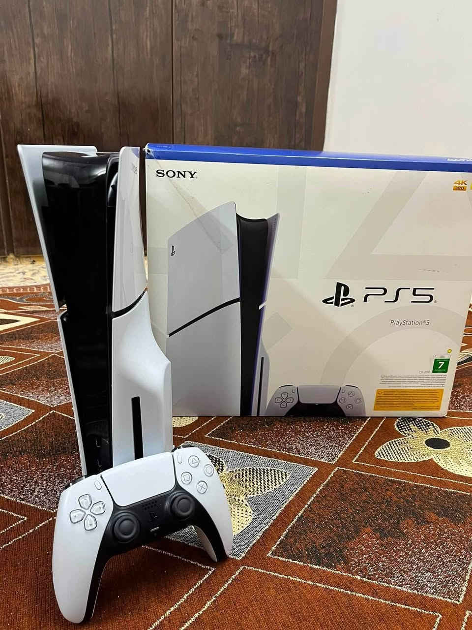 PS5 سلم ياباني 1 تيرا
للبيع استعمال قليل جداً ومكفول من اي شي 
متووفرة ويا 
كارتونة الجهاز الاصلية
يدات اصليات عدد 2
قرص FiFA
كيبلات تووصيل 
السعر 750 الف دينار 
الجديد بالسوق سعره ٩٨٠ الف بدون ألعاب وجوستك واحد فقط 
  الناصرية - قرب المدينة المائية 
للتواصل واتساب  او اتصال ***********
