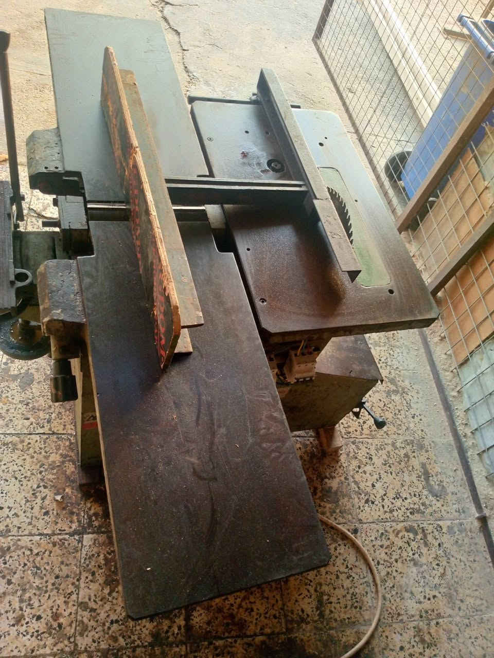 مكينه بلغاري ام الحدبه بلاديه 3 موطارات نقص فقط موطار مال فريزه بيه رنده و دبل+منقار+فريزه+ منشار مكينه تري فيز التزكا موس هيه وتطريح المكينه لا فطر ولا لحيم مكينه بلاديه وكلش نضيفه ما متعوبه تواجد المكينه بغداد تقاطع شرطه الرابعه السعر مليون و 300  وبيه مجال ***********
