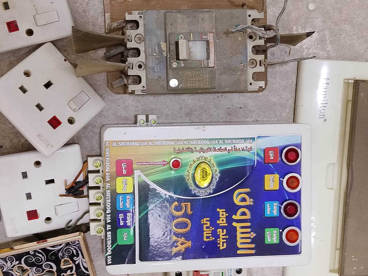 8 سيوج هولدر
12 بلك سويج ثلاثثه منهن حراري
قاطع رأيس ابو 3 هونداي
جوزات هافيلز ام الاثنين و اربعه هافيلز
2 جوزات ءبلت ام 16
1 قاطع رأيسؤ Abb
جهاز تحوي ثلاثي  الشروق 50 A
6 مترات كيبل 4x 16 رقمي***********
