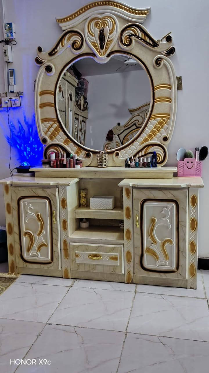 السلام عليكم غرفه نوم للبيع  ام السته تتكون من سبع قطع غرفه نضيفه كلش اي صدع مابيه العنوان شطره والشراي بيه خير ويدلل السعر  مليون وميه وبيه مجال ***********
