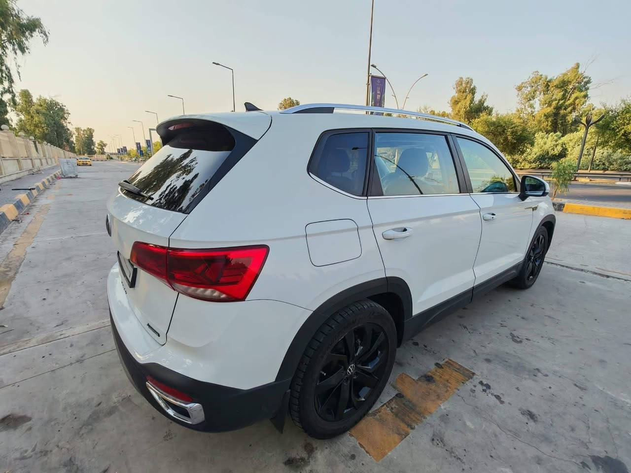 🚘 للبيع المستعجل | فولكسواكن تاوس Volkswagen Taos 2023

🔹 الموديل: Volkswagen Taos 2023
🔹 الفئة: SE
🔹 اللون: أبيض
🔹 المحرك: 1.5 TSI تيربو – 4 سلندر
🔹 ناقل الحركة: أوتوماتيك
🔹 الدفع: AWD – دفع رباعي
🔹 الممشى: 55,000 كم
🔹 الحالة: شرط كير ومحرك
🔹 الوارد: أمريكي
🔹 الضرر: ضرر بسيط، تم استبدال قطعة واحدة فقط، وهي الجاملغ الأمامي جهة النفر، ولا علاقة للضرر بالمحرك أو ناقل الحركة.
🔹 الداخلية: بدون أضرار داخلية
❇️ أبرز المواصفات
• تشغيل بصمة/زر تشغيل
• دخول ذكي بدون مفتاح
• شاشة معلومات وترفيه
• Apple CarPlay وAndroid Auto
• كاميرا خلفية
• حساسات خلفية
• مثبت سرعة
• تحكم بالمقود
• تحكم أوتوماتيكي بالمناخ
• مقاعد أمامية مدفأة
• مقود متعدد الوظائف
• إضاءة LED
• جنوط ألمنيوم
• أنظمة أمان وثبات إلكترونية
• مراقبة ضغط الإطارات
• وسائد هوائية وأنظمة مساعدة للسائق
كشنات تدفئة
للاستفسار 
 ***********
