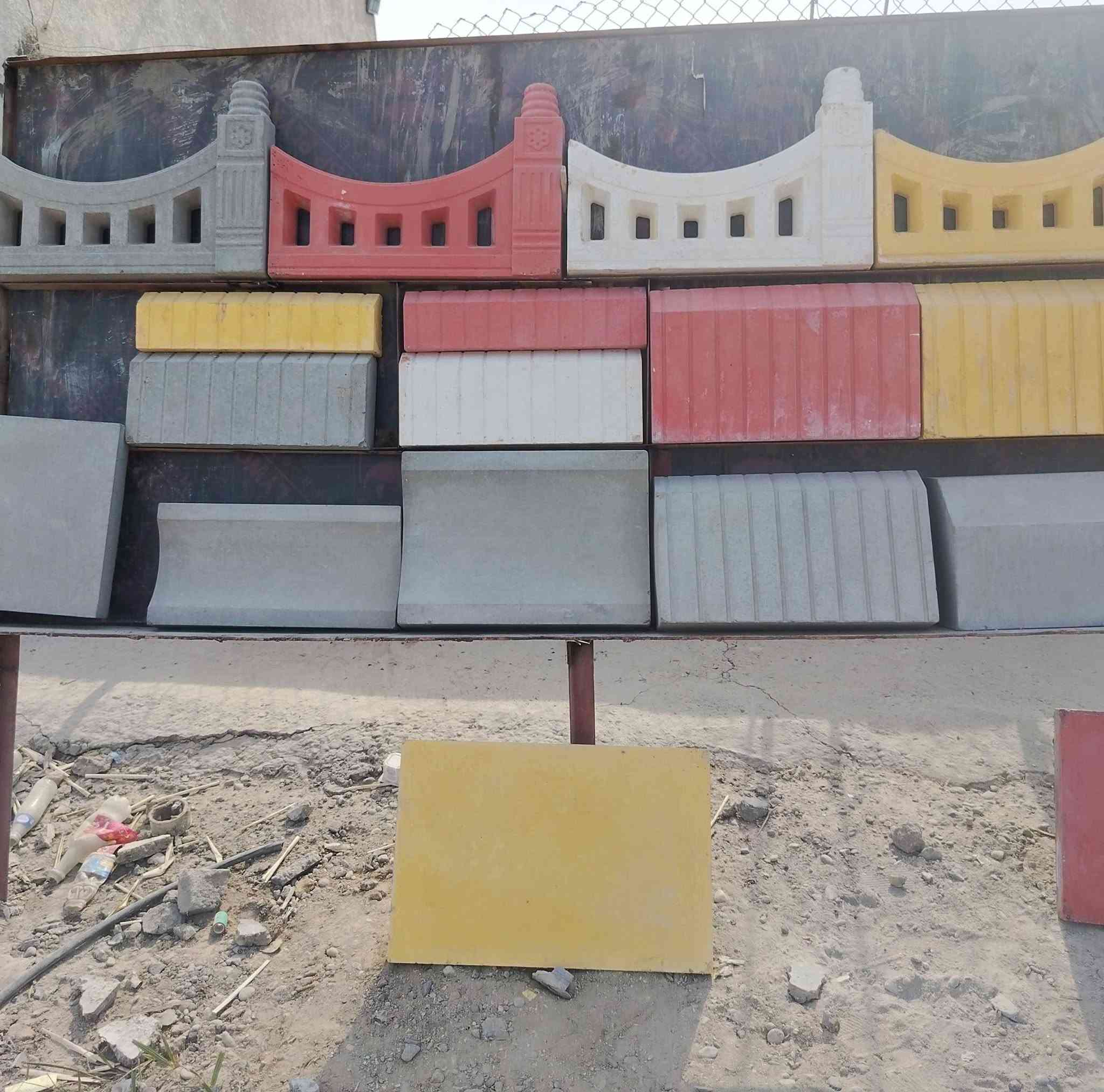 يتوفر لديناشتايكر سطوح 3 ونص سم 80x80 و40x40 و40x60 وسواقي أمطار 50x35و50x25ارصف50x30 و20x50 مكاني حله الحي الصناعي لدينا توصيل كافه المحافظات للاستفسار على الرقم *********** اومرسلات الصفحة
