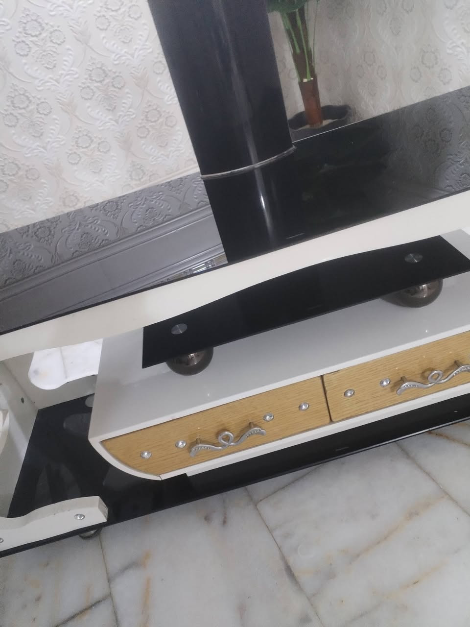 ميز طعام  ٤ كراسي١٥٠ ميز تلفزيون ١٢٥ حله شارع ٦٠
