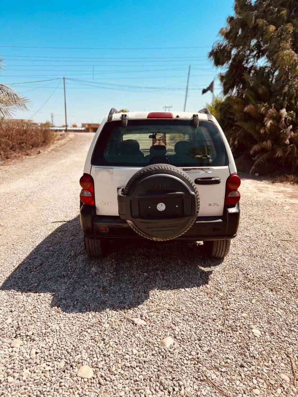 السلام عليكم جيب شيروكي موديل 2004 خليجي بيه صبغ جاملغ خلفي وباقي مكفول مزاد وزاره الداخليه قرصه واصل المرور تترقم واسط سياره جاهزه مكينه وكير مكفولات حداديه سياره جاهزه السعر 45وبيها مجال لاتصال ***********
