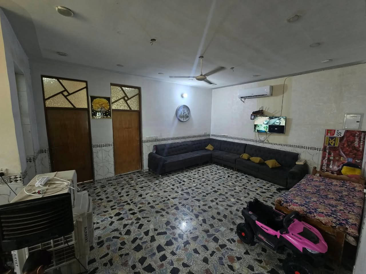 بيت للبيع في المشتل (شارع المطبك) المساحة 300 متر واقع حال زراعي. 
 يحتوي على استقبال كبيرة 10*5
غرفتين نوم + هول + مطبخ كبير + حمام داخلي +حمام خارجي +حديقة كبيرة. 
كما موضح بالصور... 
جنس الأرض واقع حال ومشمول بالتمليك . 
السعر المطلوب 135 مليون وبه مجال شي قليل. 
مرخصة صاحب البيج .
للتواصل على الرقم ‏‪***********‬‏
واتساب ‏‪***********‬‏
