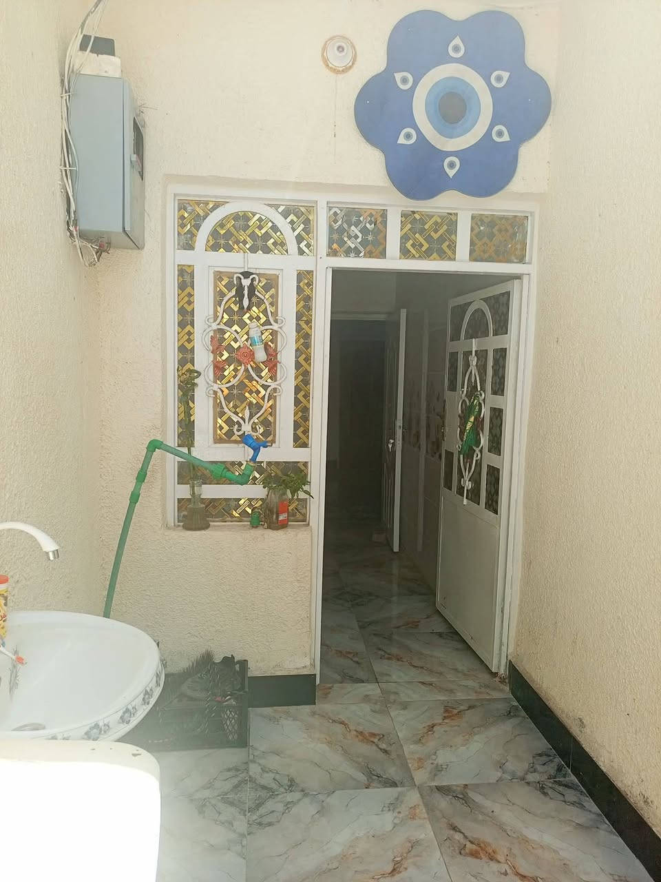 *🔥 فرصة للشراي الجاد | بيت جاهز تسكن من باجر 🔥* وقرار محكمه بي 

*📍 الموقع:* الكوفة - بداية شارع العيسى  
عمود 33، قرب مدرسة النعام - منطقة هادئة وقريبة على الشارع العام

*📐 المساحة:* 105م  
*💰 السعر:* 40 مليون وبي مجال بسيط للشراي الصدگ

*✨ المواصفات:*
- طابقين: غرفة نوم جوة + غرفة نوم فوك 
- صالة استقبال جبيرة تكفي عوايل
- صب كامل للسگف + أساس صب قوي
- مجاري دفن، كهرباء كاملة، باب تبليط
- البيت نظيف 100% ومَرتّب، ما يحتاج أي شغل
- الشارع العام على بعد خطوتين

*⚡ الميزة:* تستلم المفتاح وتسكن، ما تصرف دينار بعد. ملاحضه على طريق الزوار 🤲

*📞 للتواصل للجادين فقط:* ***********  
_رجاءً لا يتصل غير الشراي، السعر نهائي مع مجال بسيط_
