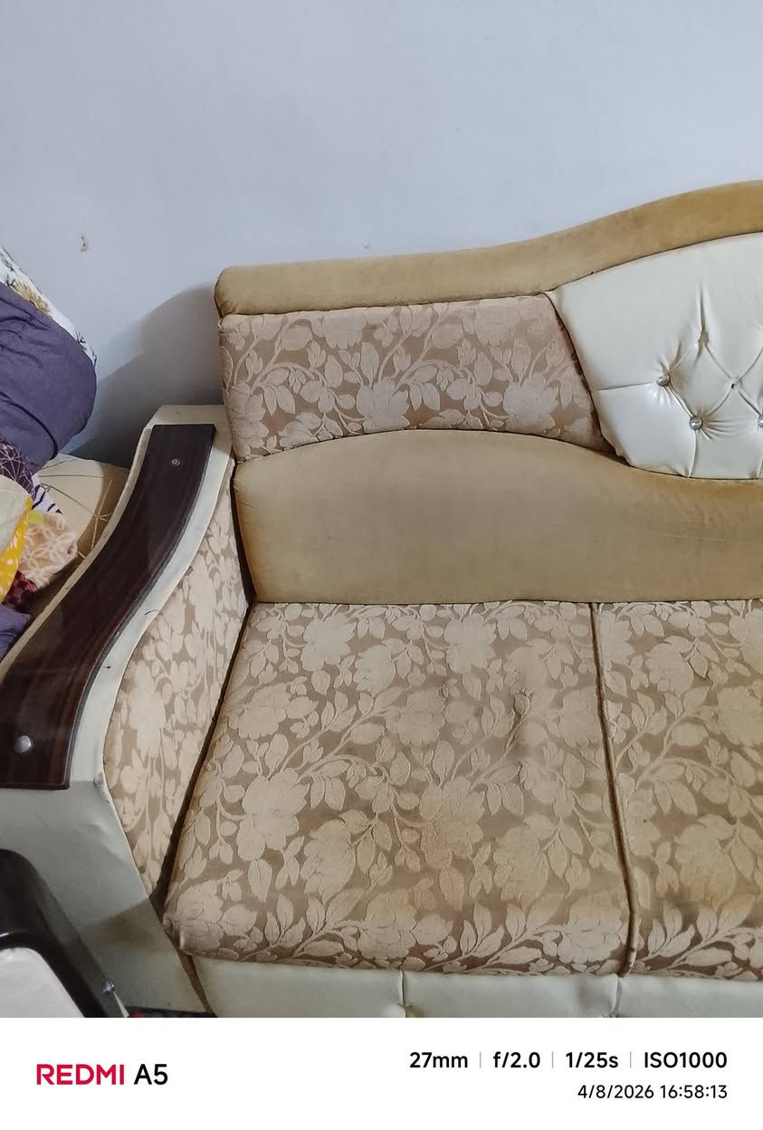 السلام عليكم
ديوان تسگام انظيف ومابي كل عيب
٧ أمتار ونص ٥ قطع 
ب٢٥٠ وبي مجال قليل 
و بالعافيه 
 ***********
