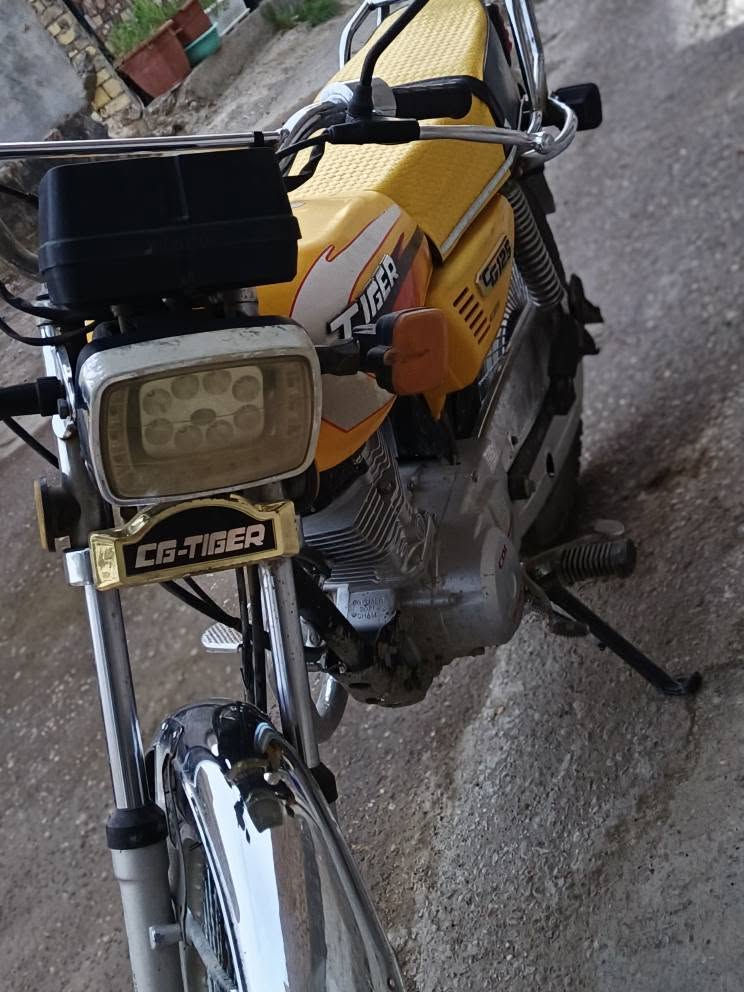 دراجة تايكر ماكس / محرك 125 cc موديل 2021 ماشية 90 الف دراجة مكفولة من ناحية المحرك ممفتوح نهائيا عنوان حلة مركز منطقة الثيلة واتساب *********** حلة, بابل
