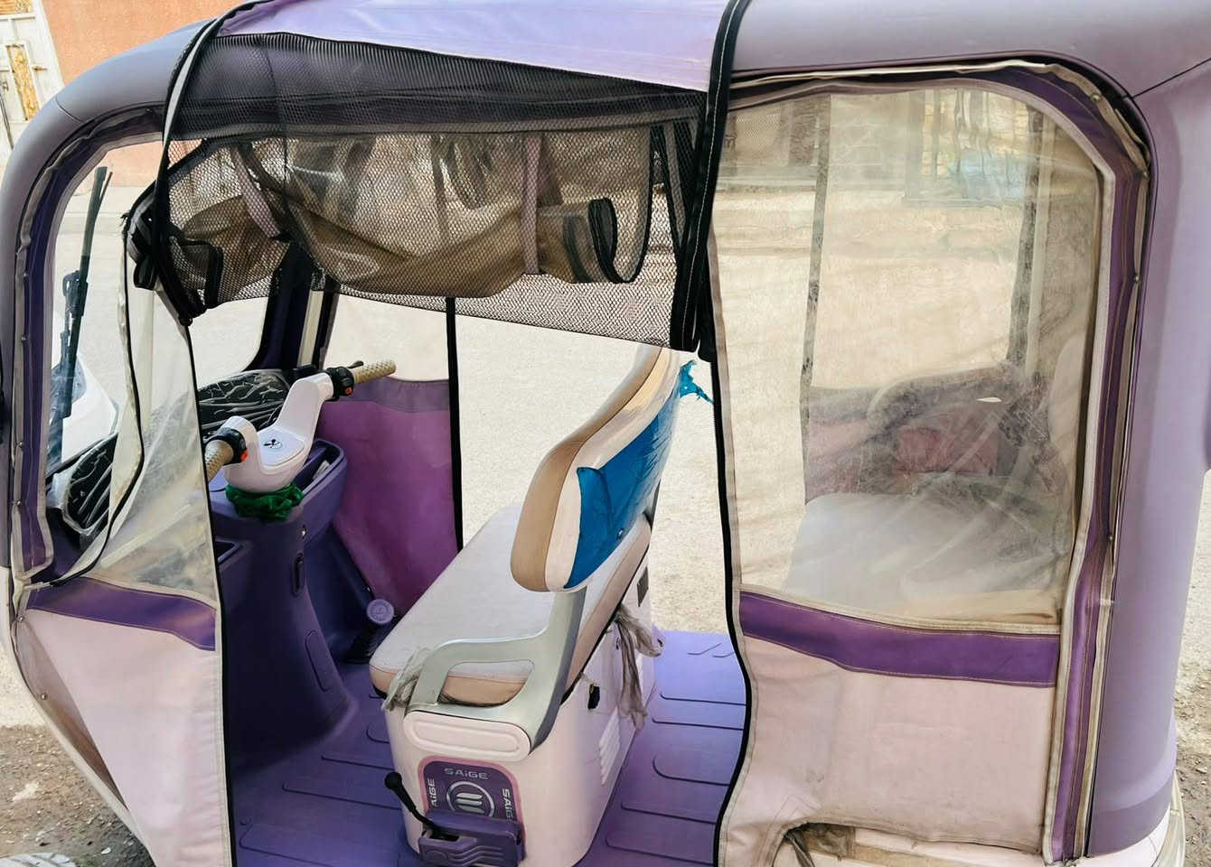 تكتك شحن نوعية سايج Vip  ٣ راكب 
طول ٢ متر عرض ٩٠سم
جامه خلفية وقديفة داخليه 
شاشة متصله على طول الدراجه 
كامره خلفية 
٥ بطاريات كبار مسطره 
كير بوكس 
بصمه ٢
ماسحة مع زراك 
٣ سرعات   سرعتها ٥٠ الى ٦٠ 
تمشيك ٦٠ الى ٧٠ كيلو ) تطلع بشاشه 
بريك امامي دهن  وخلفي مع بريك قدم 
يعني ٣ بريكات 
دسك امامي 
هند بريك   _ ثقيل وخفيف
مع جادر ها الاصلي 
سعرها الجديدة مليونين وسبعمائة الف
علما مستعمله قليل اخت الجديد 
سعرها المطلوب(مليونين ومية) 
وبيها مجال للطيبين 
علما اشتريتها من معرض الامير  قبل كم شهر..
موبايل   ***********
مكاني بغداد مدينة الصدر
