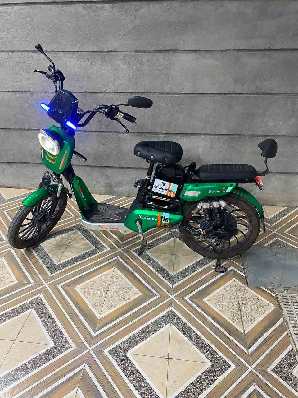 باسكل شحن نضيف مابيه اي نقص بطاريات بحاله جيده للبيع 250 اذا شراي اتصل شاحنته الاصليه وياه بصمه عدد 2 🔑 2 تشغيل وبقية المفاتيح مال كفرات هم موجوده
***********
