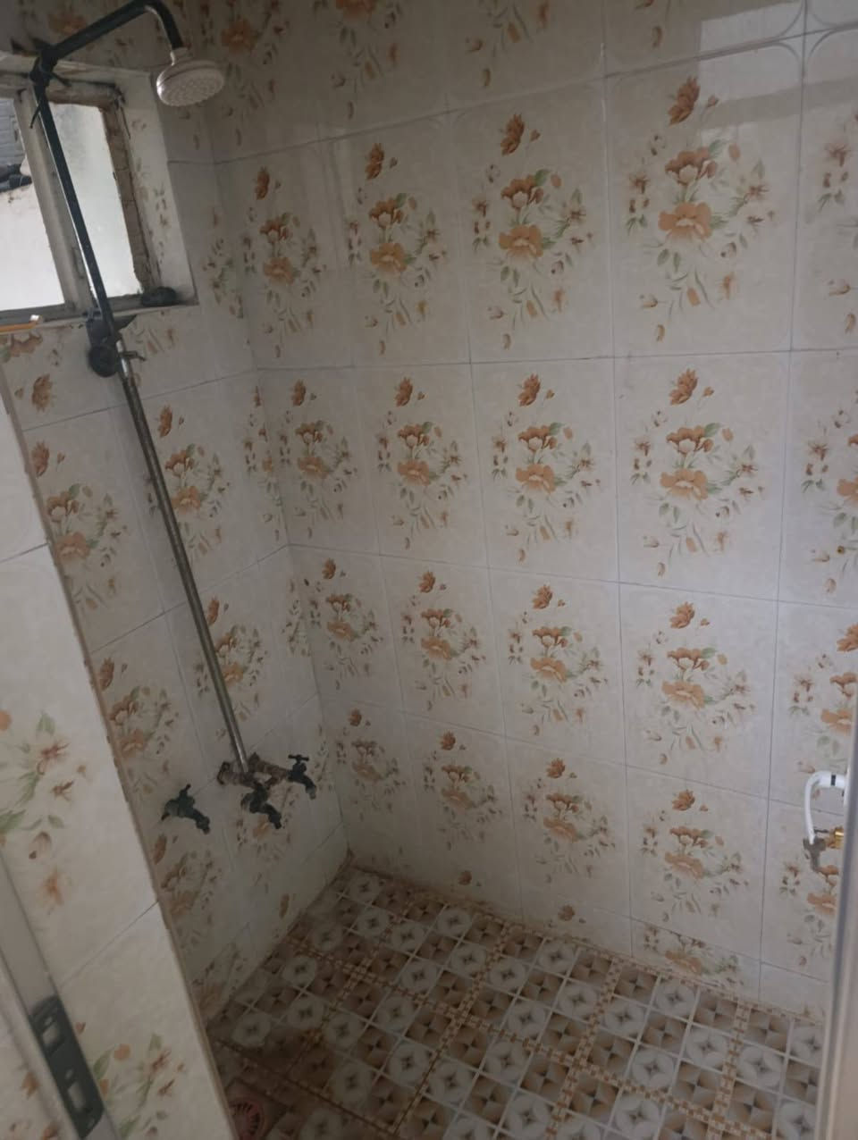 دار للايجار مساحته 150متر بحي الطيارة يحتوي على غرفتين نوم وصالة وكلدور ومطبخ ومجموع حمام وصحيات داخلي وخارجي للاستفسار اكثر الاتصال على الرقم التالي او مراسلة واتساب
***********
