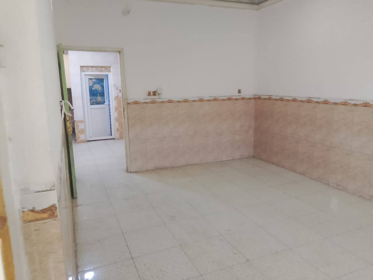 عرض بيت  بحي ميسان على شريط  ايجار مساحه 55متر ركن على شارعين 10متر لبيت نضيف طابقين يحتوي على طارمه مطبخ ستقبال جبير وصاله حمامات ومكشوفه طابق ثاني خرفه صاله كبار سعر الايجار 300الف ماي ولكهرباء على ابو لبيت، رقم للستفسار على واساب ***********
